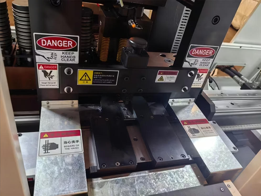 HQ600-S-8P מכונת CNC לניקוב פסי נחושת | ציוד מרובה תחנות לארונות חשמל